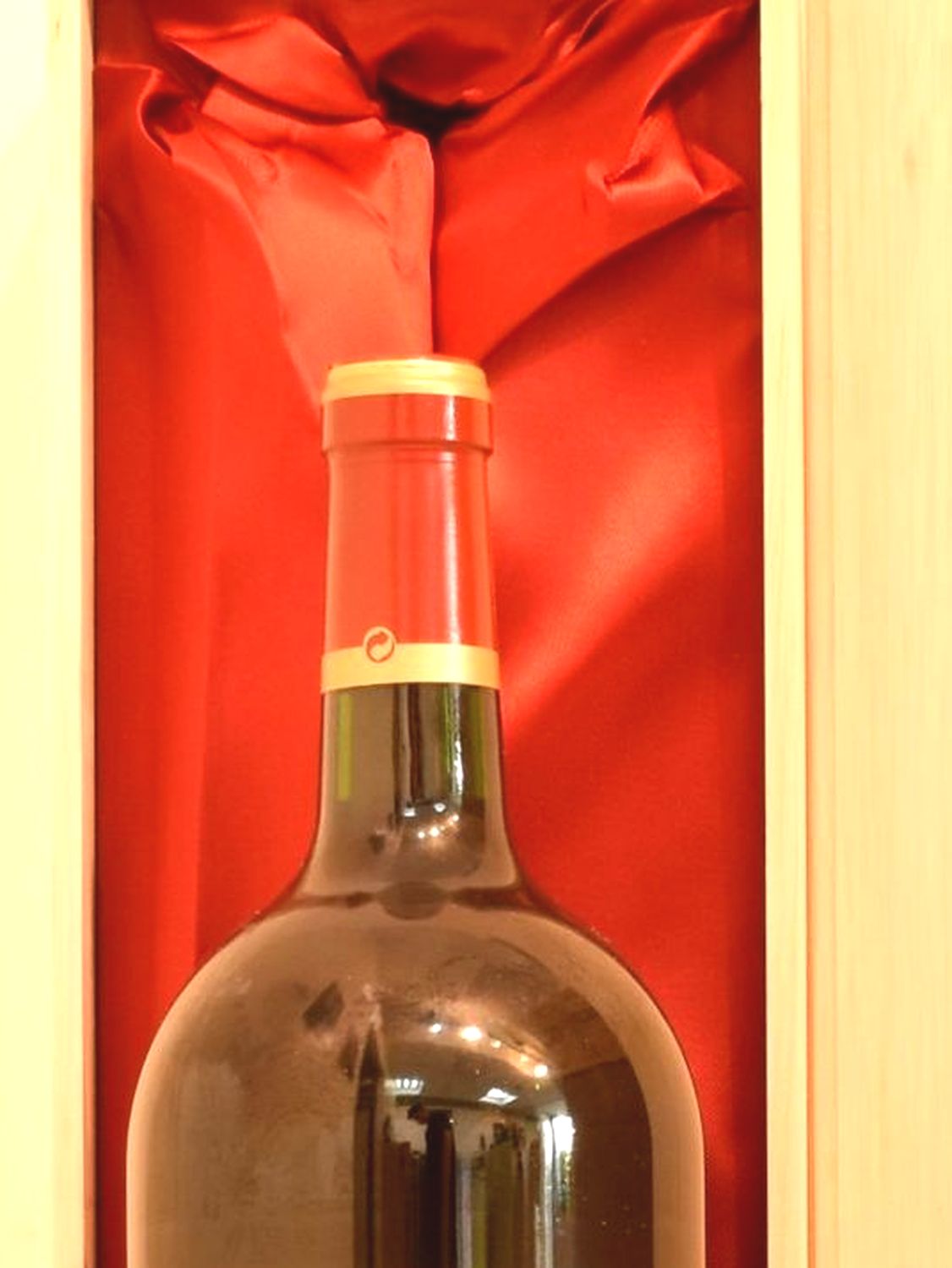 ２００５年 シャトー・カロン・セギュール マグナム1500ml （愛を伝えるハートのラベルのワイン） 赤ワインの液面画像