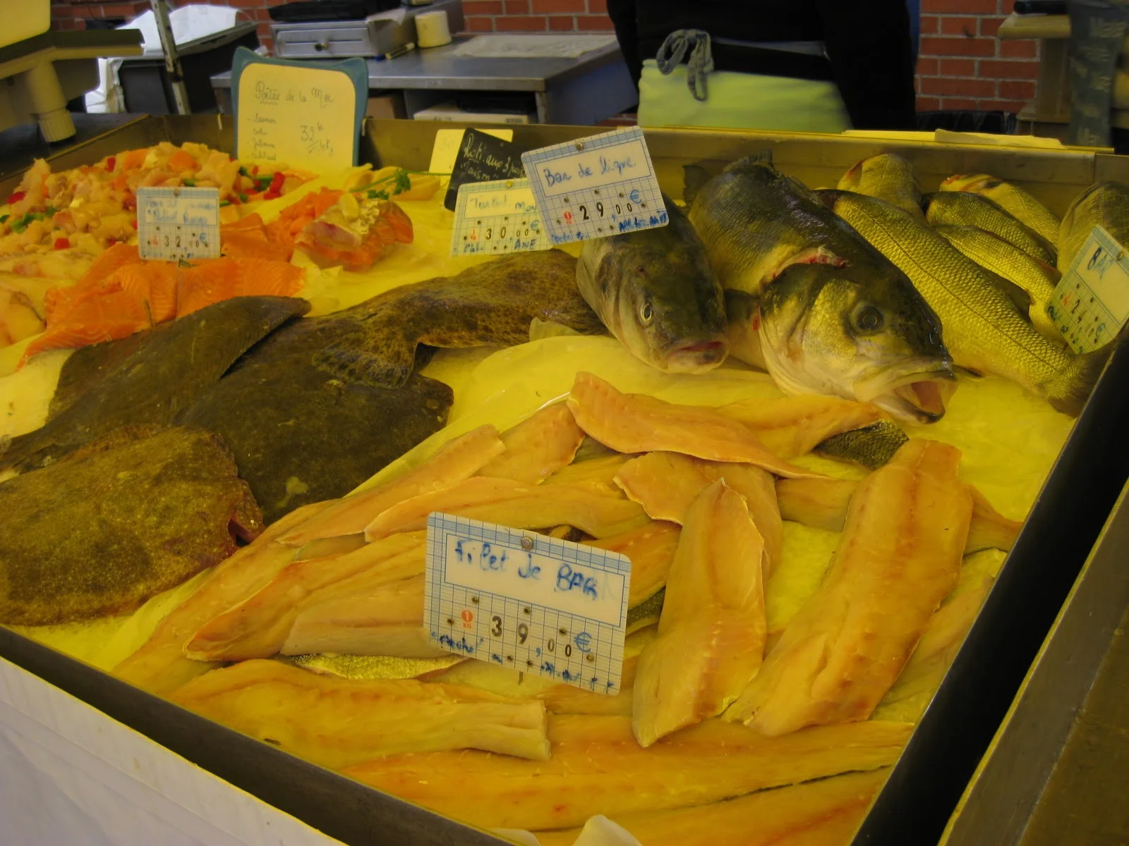 オートヴィレール近くの市場の鮮魚（スズキ、ヒラメ、サーモン、白身魚）