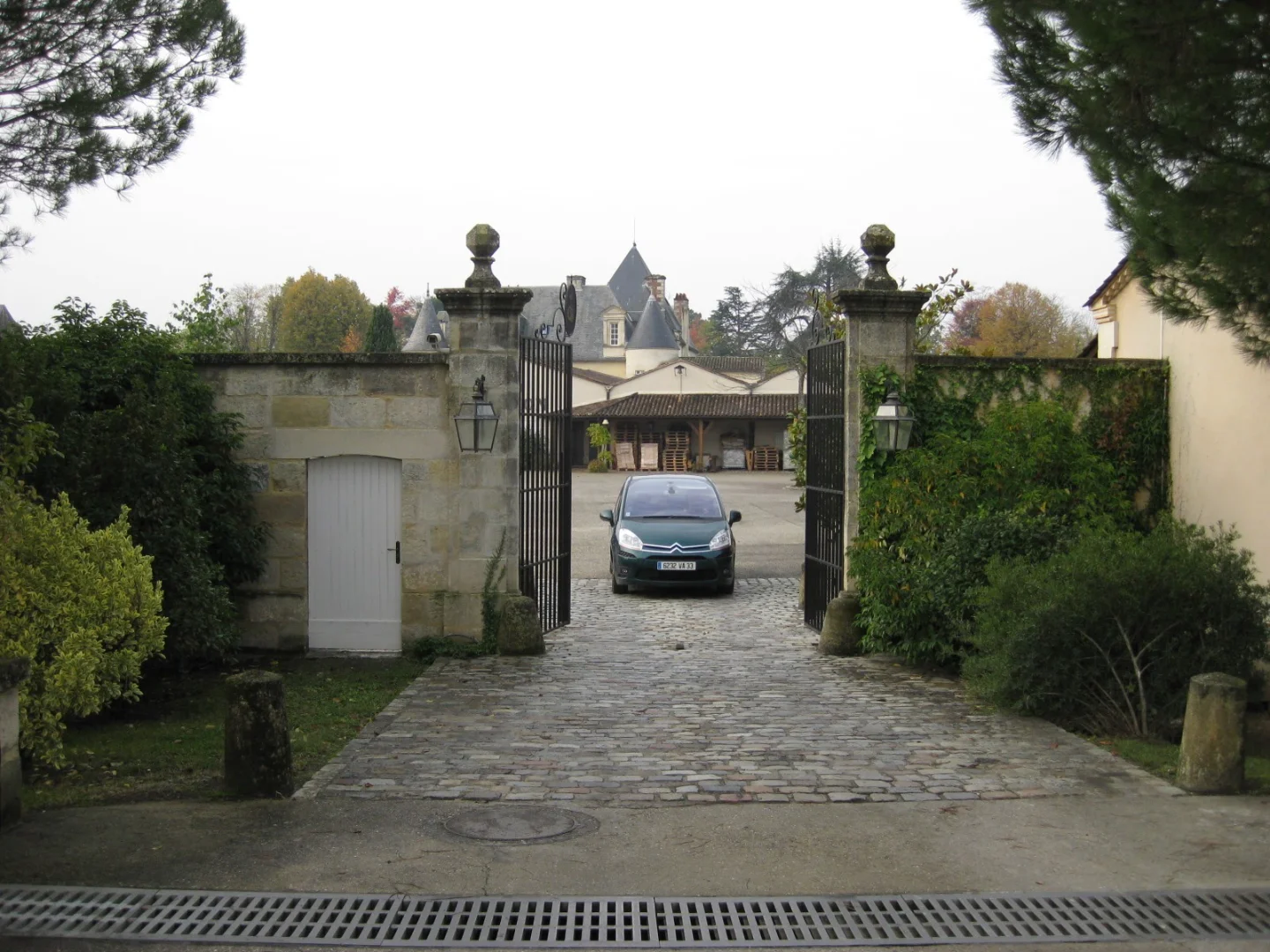 2008-11-05 酒井 浩撮影 シャトー・オー・ブリオン正門から本館を望むアプローチ