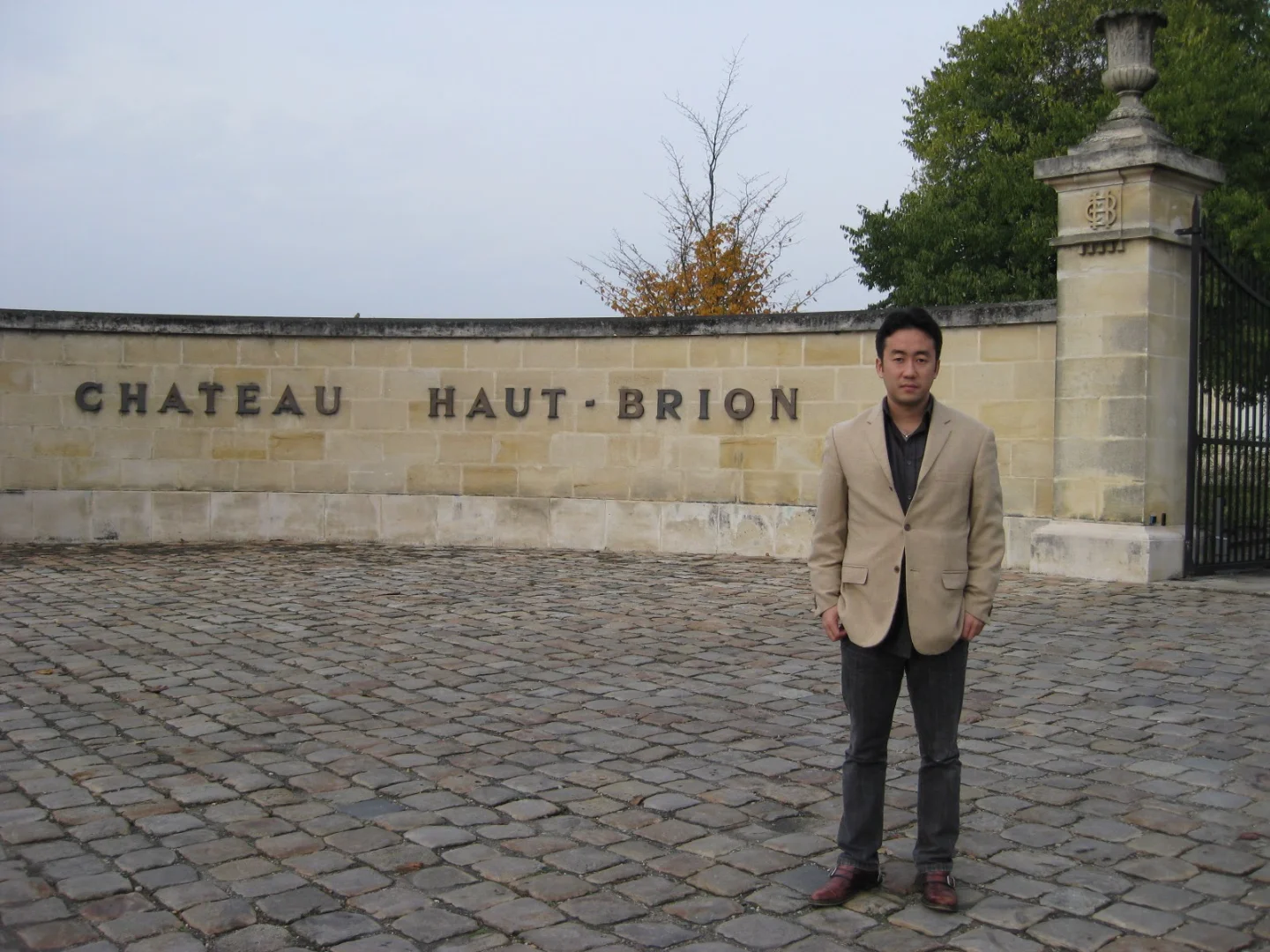 2008-11-05 プラチナワイン代表 酒井 浩 がシャトー・オー・ブリオン正門前で撮影した記念写真