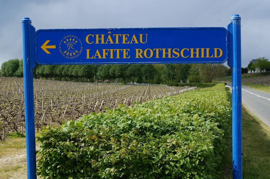 2013-4-28に酒井 浩（プラチナワイン（有限会社デリバリー・ワイン）代表）がポイヤック村の畑で撮影した青地に金文字で「Château Lafite Rothschild」と記された、シャトー・ラフィットの区画を示す看板