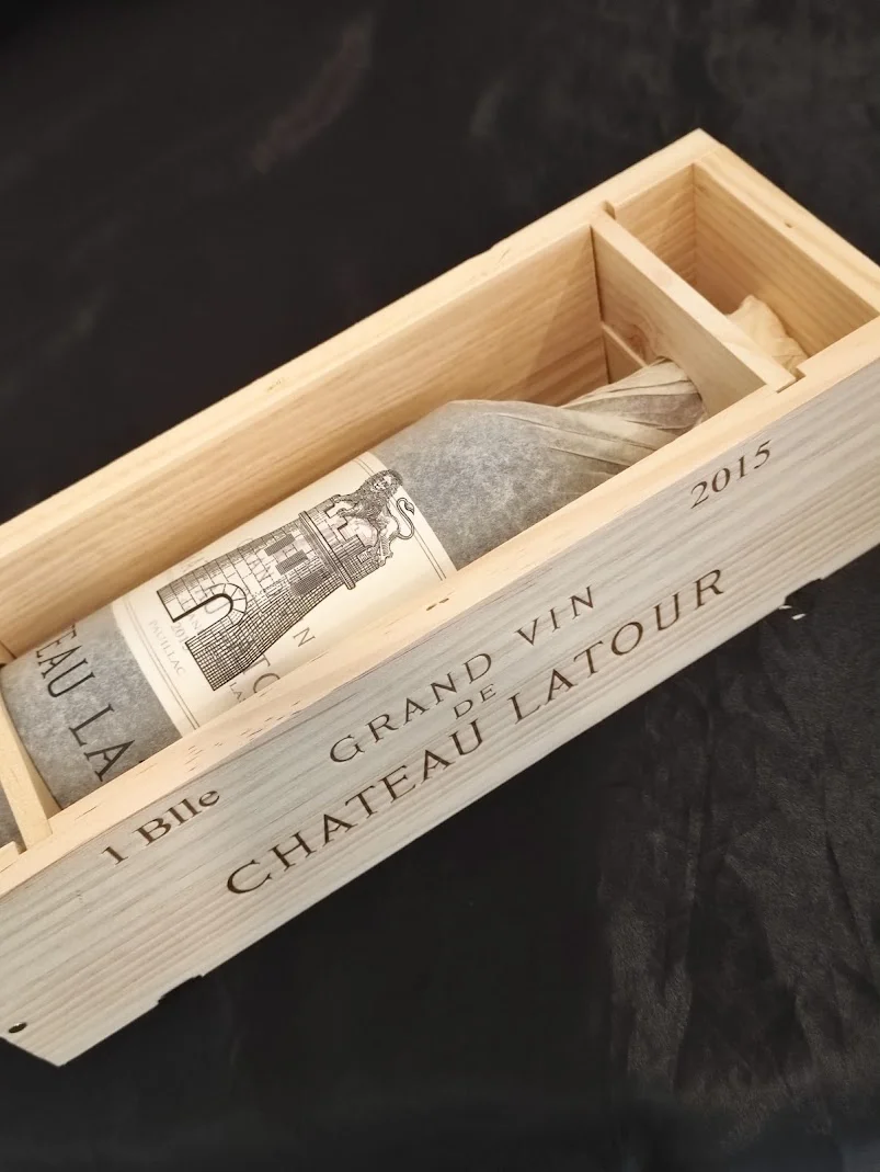 シャトー蔵出し、1本用木箱入りシャトー・ラトゥール2015年ヴィンテージ。純正グレー薄紙で包まれ塔ラベルが透ける。