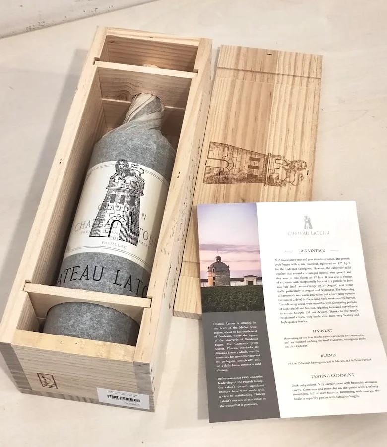 シャトー・ラトゥール2015の木箱を開けた状態。ボトル、塔の焼印、2015 VINTAGE公式リーフレット同梱。