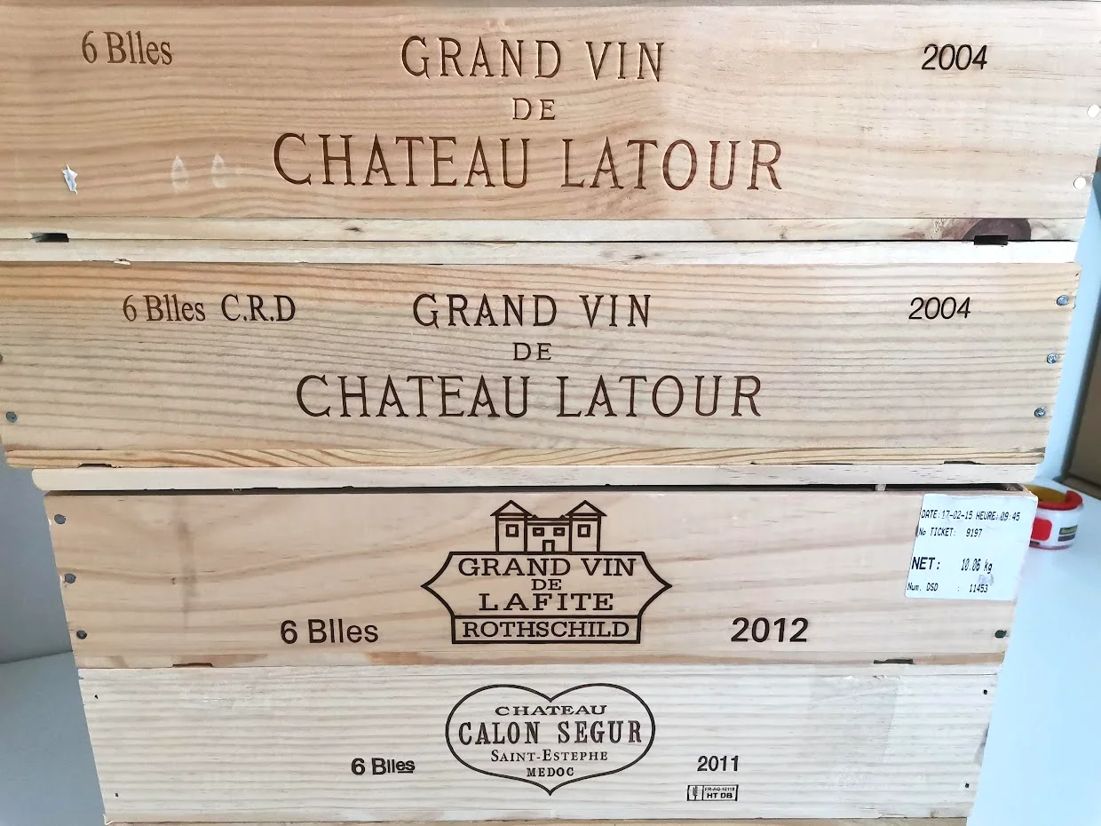 6本木箱で積まれたシャトー・ラトゥール2004（CRD付）、ラフィット2012、カロン・セギュール2011の5大シャトー木箱。
