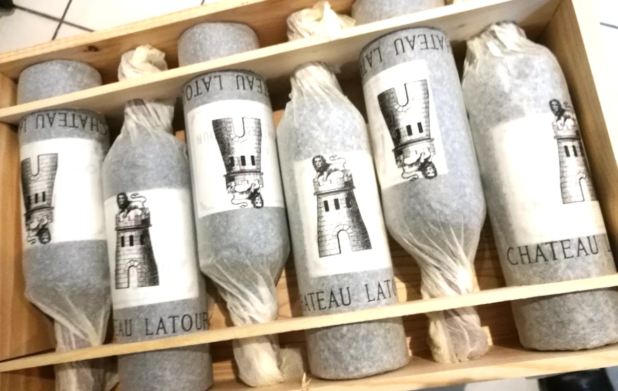 6本木箱内に並ぶシャトー・ラトゥール。グレー薄紙包装からラベルの塔と獅子が覗く正規品の梱包。