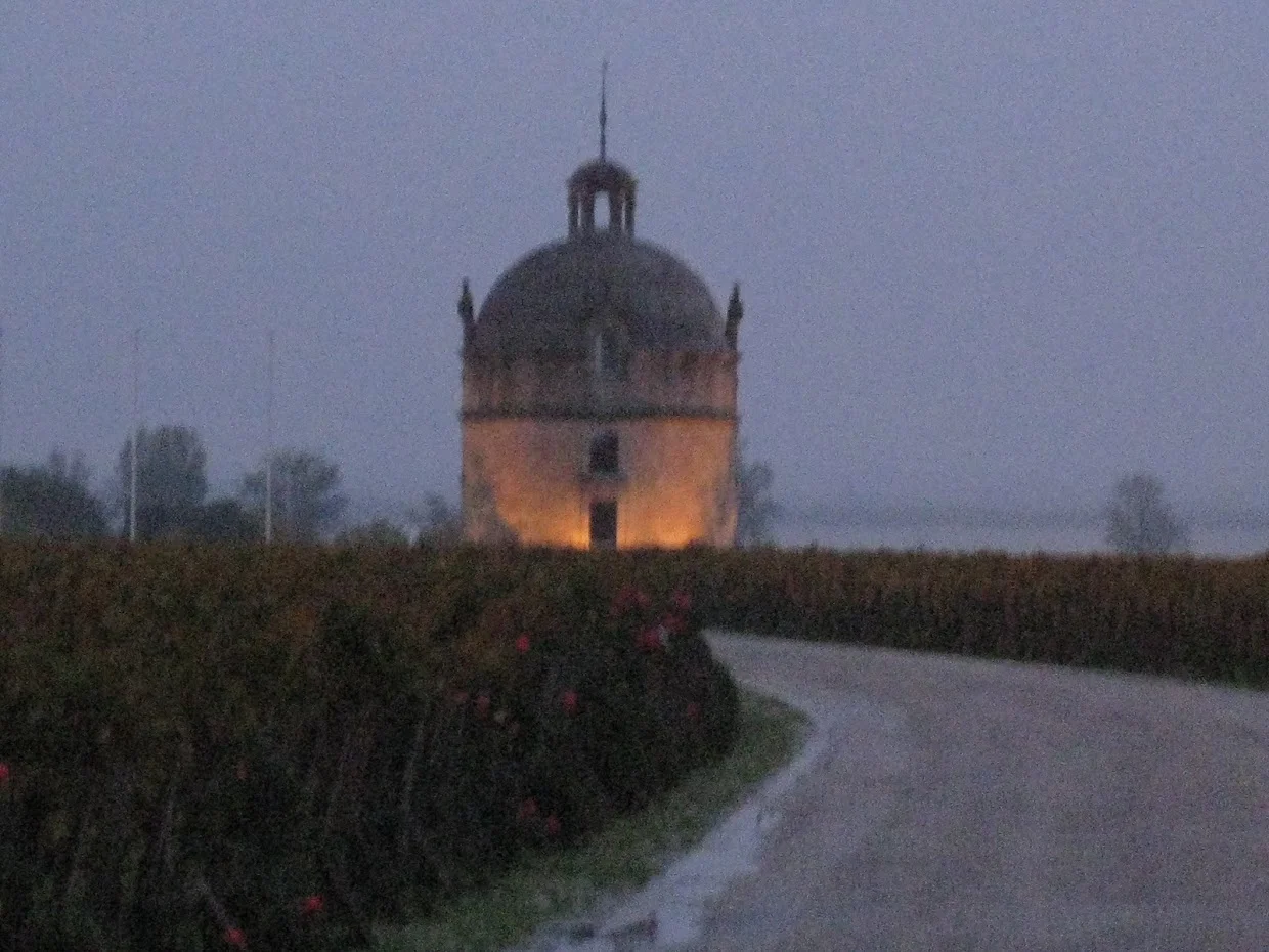 2008-11-05に酒井 浩が撮影した夕暮れ時のシャトー・ラトゥールのサン・モーベールの塔（La Tour de Saint-Lambert）。