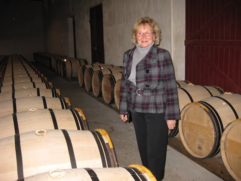 2008年11月6日に酒井 浩（プラチナワイン（有限会社デリバリー・ワイン）代表）がボルドー、メドック地区、マルゴー村、シャトー・マルゴーで撮影した2008年にプラチナワイン代表 酒井浩が撮影。シャトー・マルゴー広報のサンドリーヌ・ベリエ氏と、改修前の伝統的な熟成庫