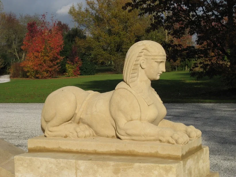 酒井 浩（プラチナワイン（有限会社デリバリー・ワイン）代表）がボルドー、メドック地区、マルゴー村、シャトー・マルゴーで撮影したシャトー・マルゴーの本館（シャトー）へと続く階段の両脇で、静かに訪問者を迎え入れるスフィンクス像。1810年代に建設されたこの新古典主義様式の館において、エジプ