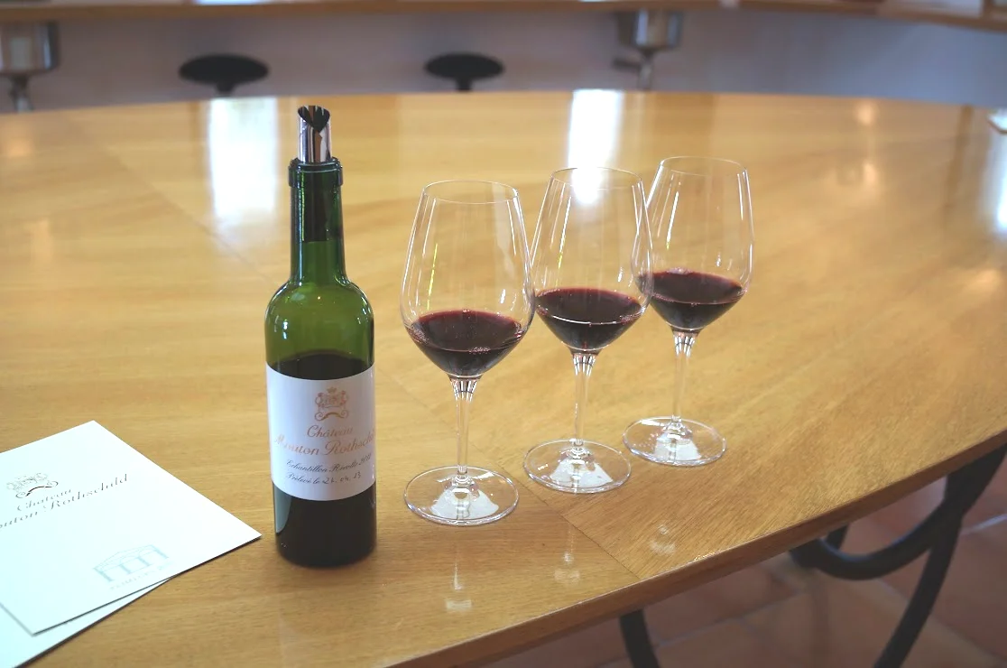 2013-04-29に酒井 浩（プラチナワイン（有限会社デリバリー・ワイン）代表）がシャトー・ムートン・ロートシルト / Pauillac, Médoc, Bordeaux, Franceで撮影した特別に提供された、瓶詰めされたばかりでまだ市場に出ていないシャトー・ムートン・ロートシルト2011年ヴィンテージのテイスティング。ブロンド色の楕円テイスティング