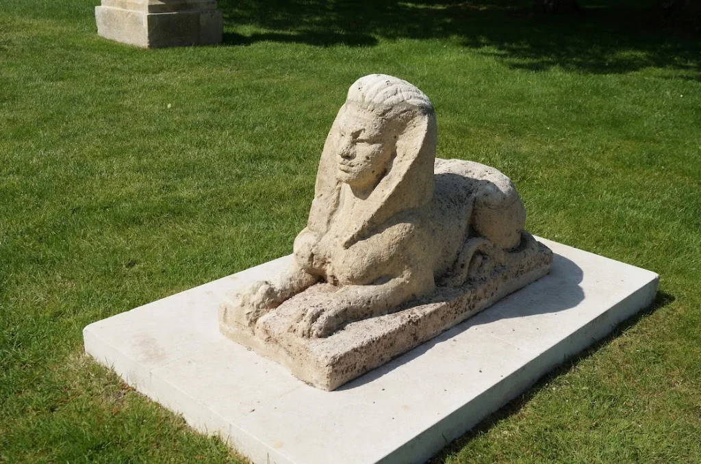 2013-04-29に酒井 浩（プラチナワイン（有限会社デリバリー・ワイン）代表）がシャトー・ムートン・ロートシルト / Pauillac, Médoc, Bordeaux, Franceで撮影したシャトー庭園の芝生に据えられた古代エジプト様式のスフィンクス石像。ロスチャイルド家の美術・考古学への造詣の深さを示す装飾彫刻で、Le Petit Mouton周