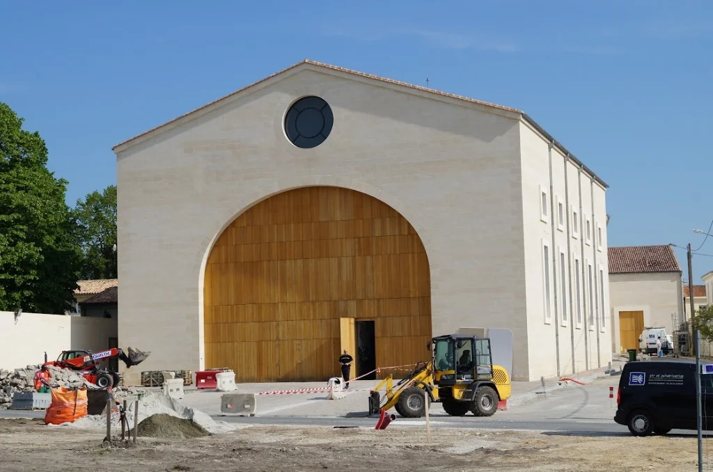 2013-04-29に酒井 浩（プラチナワイン（有限会社デリバリー・ワイン）代表）がシャトー・ムートン・ロートシルト / Pauillac, Médoc, Bordeaux, Franceで撮影した2013年に完成した新ヴィナリー「Le Grand Chai」。Bernard Mazièresの設計による象徴的な巨大木製アーチと大きな円窓を備えた白いファサ