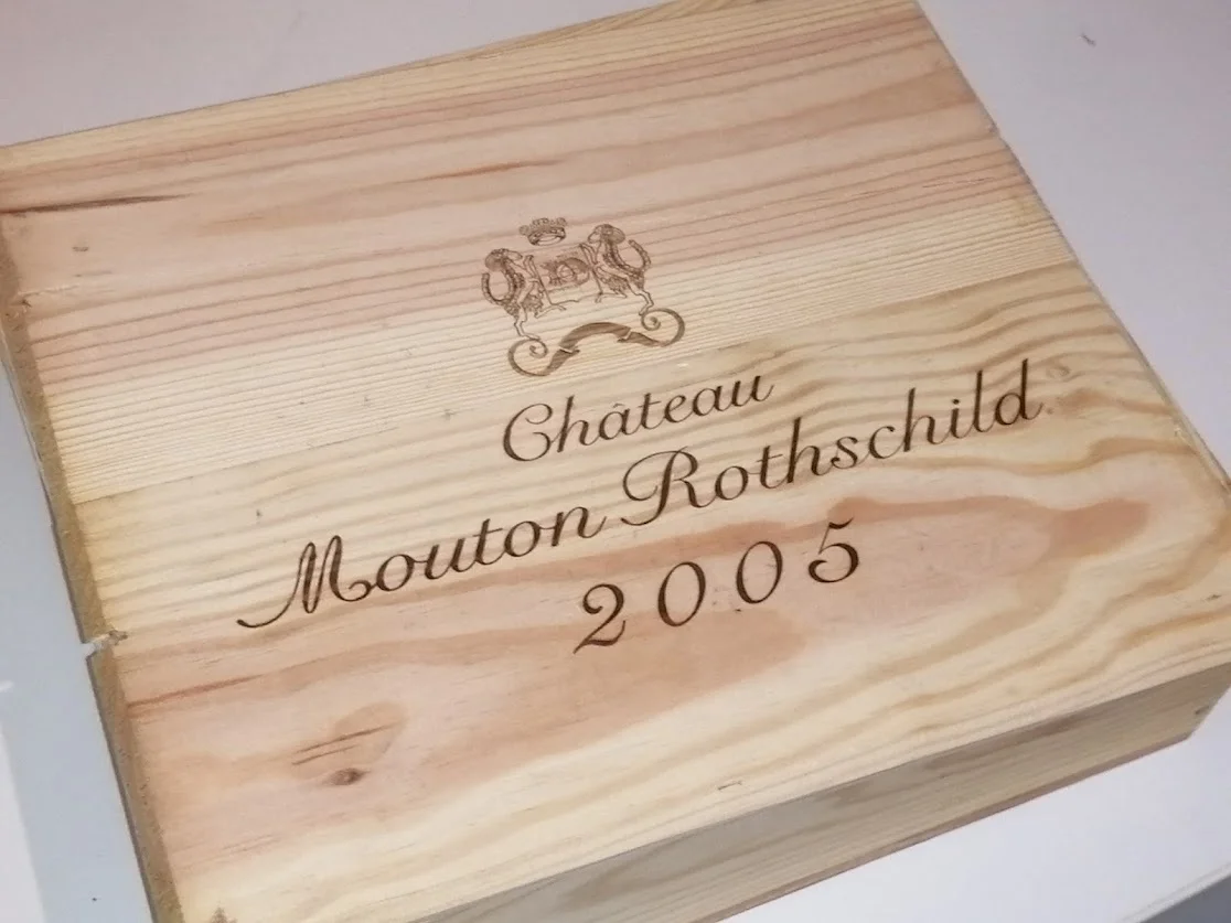 2026-04-19に酒井 浩（プラチナワイン代表）が撮影した、シャトー・ムートン・ロートシルト 2005年のオリジナル木箱外観。