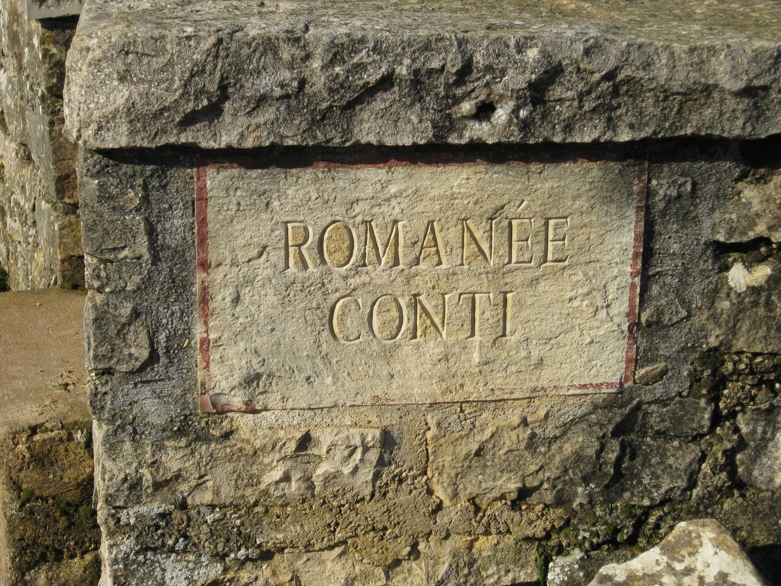 ROMANÉE CONTIと刻まれた石碑、世界で最も高価な1.8haのモノポールの境界