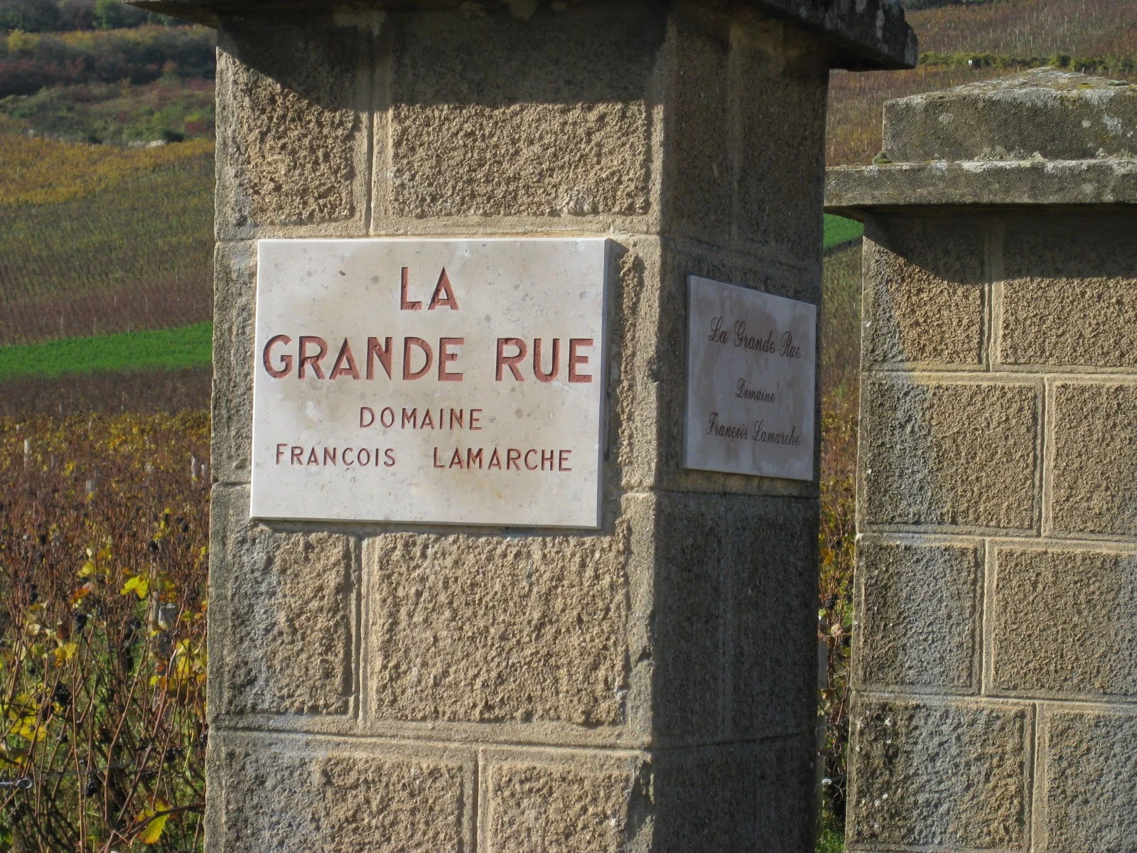 LA GRANDE RUE Domaine François Lamarcheの石碑、ロマネ・コンティとラ・ターシュに挟まれた1.65haのモノポール