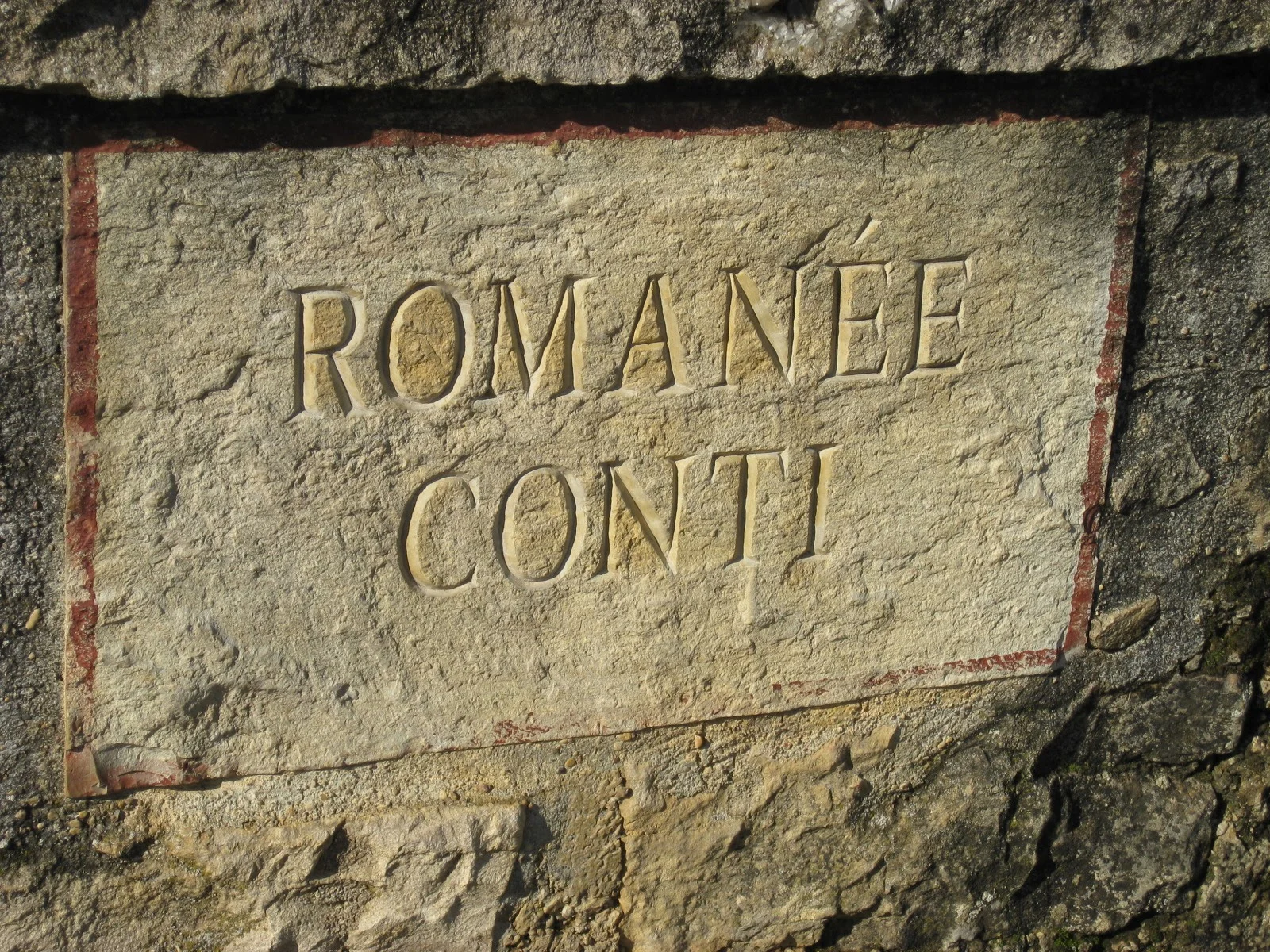 ROMANÉE CONTI石碑の正面クローズアップ、赤い縁取りに金文字