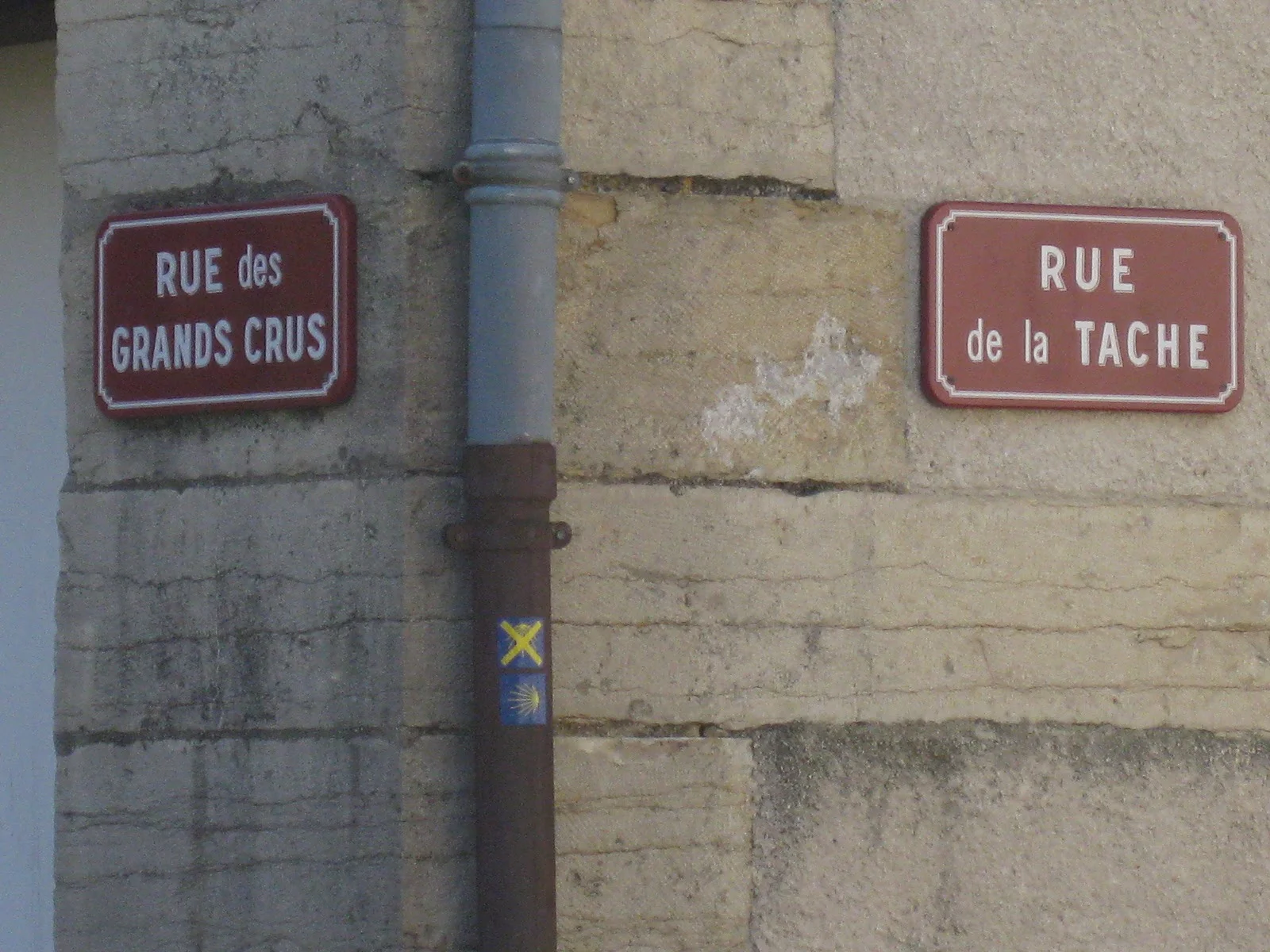 ヴォーヌ・ロマネ村の通り名標識 Rue des Grands Crus と Rue de la Tâche