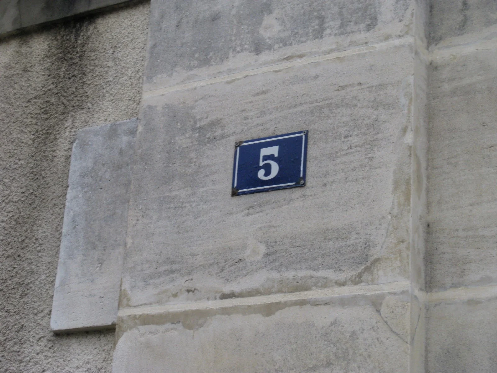 5 Rue de la Brèche d'Oger の番地プレート、サロンの住所