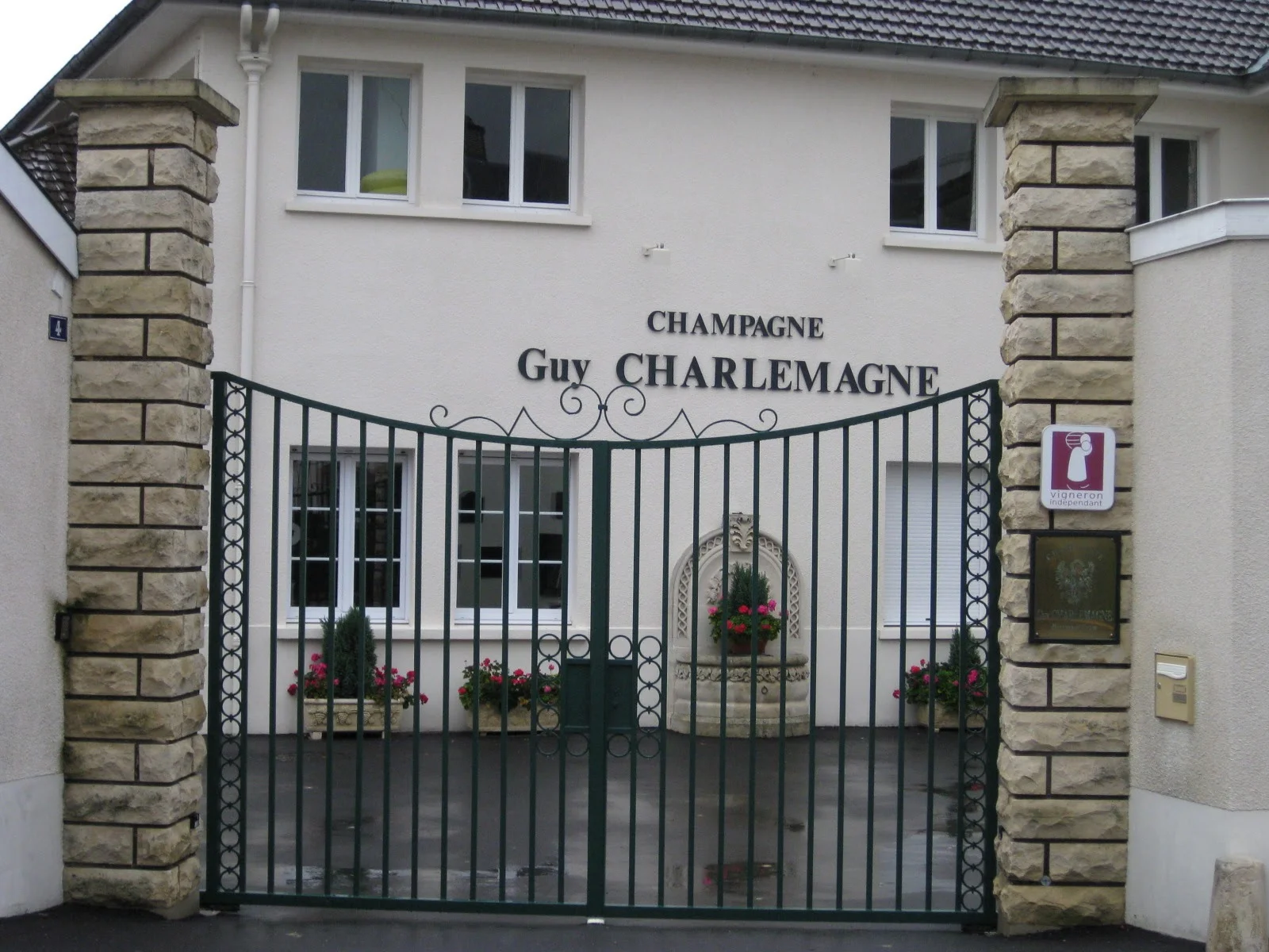 ドメーヌ・ギィ・シャルルマーニュ Domaine Guy Charlemagne、サロンの隣家