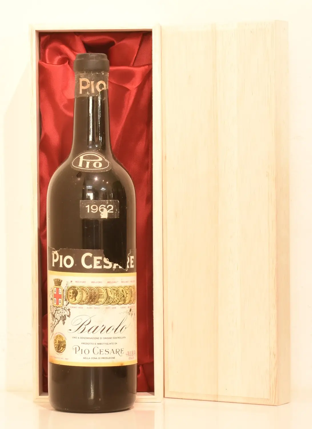 １９６２年 バローロ ピオ・チェザーレ（ラベルの状態をご確認ください②） 赤ワイン