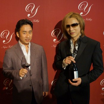 Yoshikiと記念撮影する弊社代表酒井